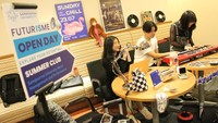 Dalam rangkaian Futurisme Open Day 2023 calon mahasiswa baru juga berkesempatan untuk melihat Sampoerna University Student Clubs Showcase dengan tujuan agar mereka dapat mengeksplorasi potensi lain sesuai dengan minat, salah satunya adalah “Summer Club” yang merupakan Music Management and Performance. 