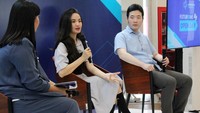 Sabrina Anggraini, Co-Founder of Natuno & MIT Alumni dan Yansen Rayadi, Head of Monetization Section at Astra Financial, Sampoerna University Alumni berbagi pengalaman kepada calon mahasiswa baru dalam memilih jenjang Universitas berskala internasional yang sesuai dengan passion untuk dapat menunjang karier di masa depan saat sesi Talk Show Bridging to Uni Life: The Importance of Choosing the Right Path dalam rangkaian acara Sampoerna University Futurisme Open Day 2023.
