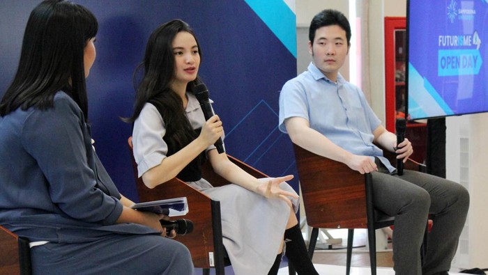 Dari kiri ke kanan Yansen Rayadi, Head of Monetization Section at Astra Financial, Sampoerna University Alumni bersama Dr. Marshall Schott, President of Sampoerna University dan Sabrina Anggraini, Co-Founder of Natuno & MIT Alumni yang menghadiri sesi Talkshow Bridging to Uni Life: The Importance of Choosing the Right Path di acara Sampoerna University Futurisme Open Day 2023.