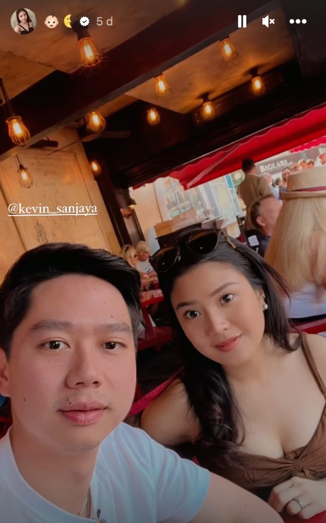 Putri Hary Tanoesoedibjo dan Liliana itu tampil cantik dan terlihat bahagia. Tak lupa dirinya berpose bersama suami tercinta, Kevin Sanjaya. Foto: Instagram/@valenciatanoe