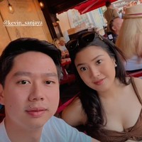 Putri Hary Tanoesoedibjo dan Liliana itu tampil cantik dan terlihat bahagia. Tak lupa dirinya berpose bersama suami tercinta, Kevin Sanjaya. Foto: Instagram/@valenciatanoe