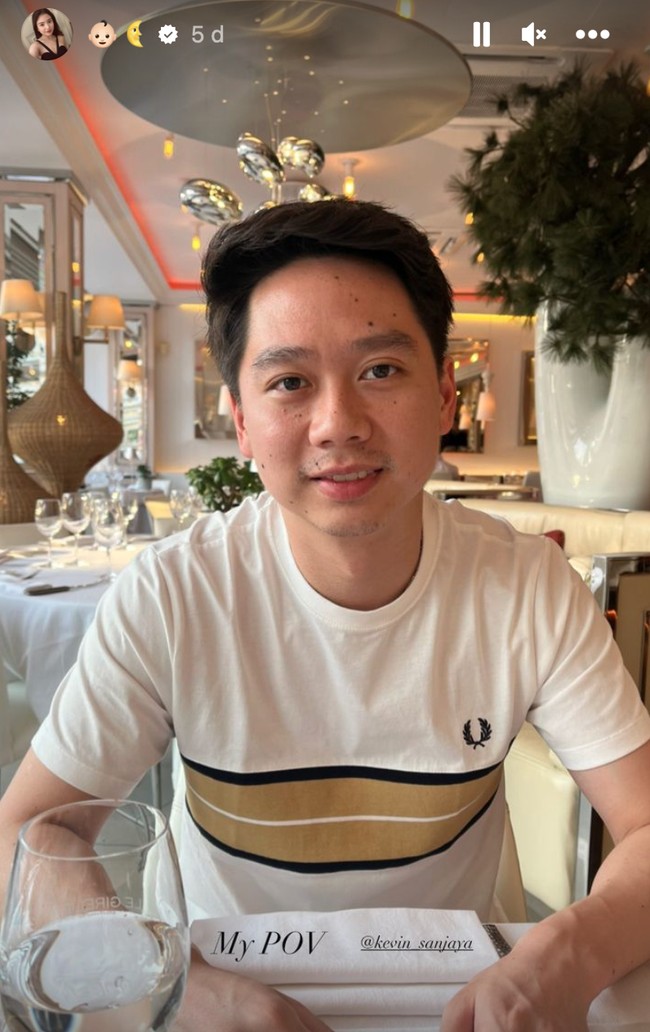 Valencia dan Kevin juga sempat saling memotret memperlihatkan POV atau sudut pandang masing-masing. Yang satu ini adalah pemandangan Valencia yang sedang duduk berhadapan dengan suaminya. Foto: Instagram/@valenciatanoe