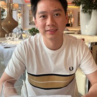 Valencia dan Kevin juga sempat saling memotret memperlihatkan POV atau sudut pandang masing-masing. Yang satu ini adalah pemandangan Valencia yang sedang duduk berhadapan dengan suaminya. Foto: Instagram/@valenciatanoe