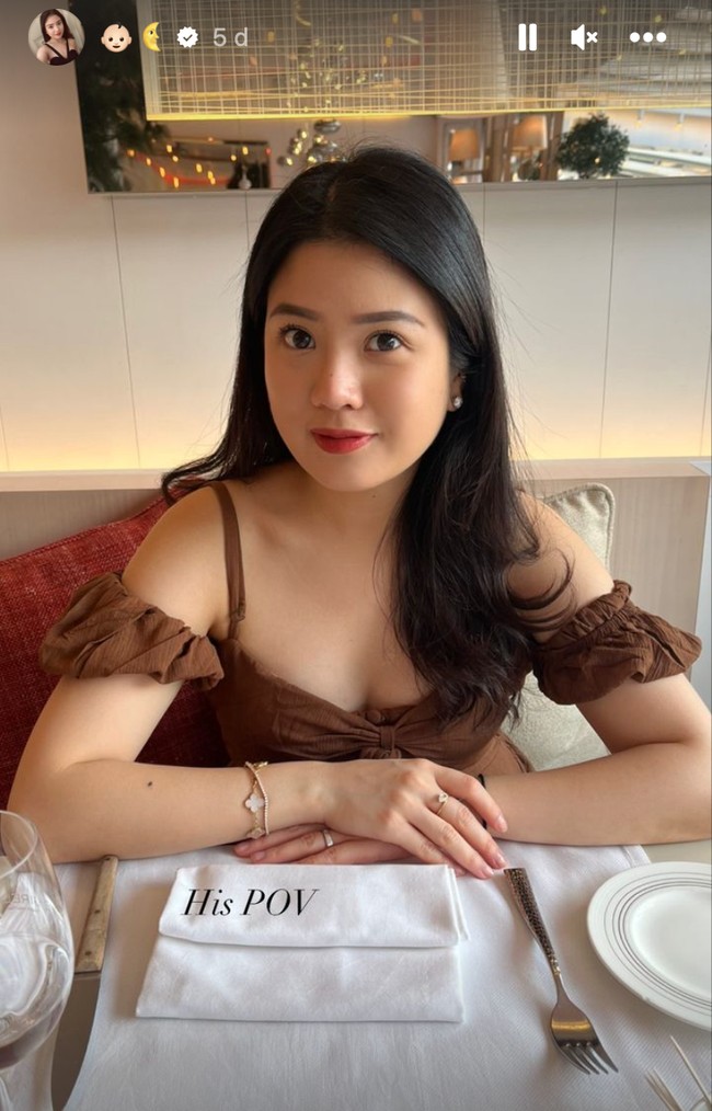 Kalau yang satu ini dari sudut pandang Kevin. Tampak Valencia yang mengenakan baju sabrina berwarna coklat tengah menanti pesanan makan mereka. Foto: Instagram/@valenciatanoe