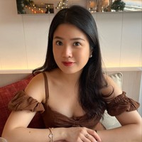 Kalau yang satu ini dari sudut pandang Kevin. Tampak Valencia yang mengenakan baju sabrina berwarna coklat tengah menanti pesanan makan mereka. Foto: Instagram/@valenciatanoe