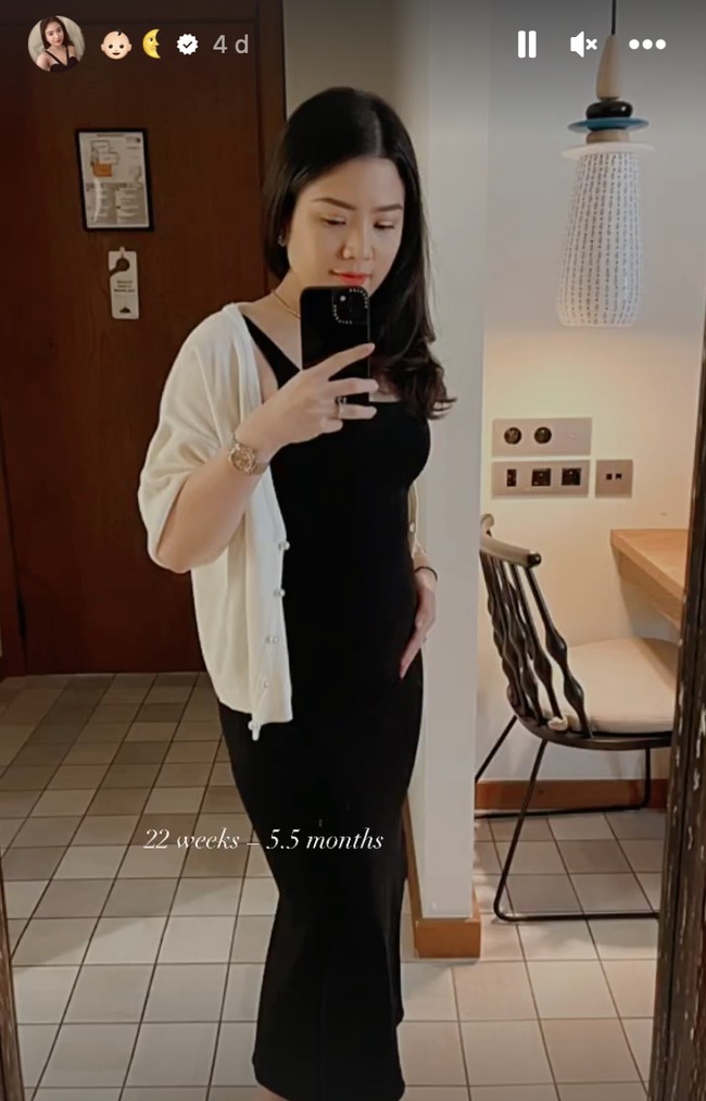 Berpose di depan cermin, wanita 30 tahun itu tampak memamerkan baby bump di perutnya yang sudah berusia 22 minggu. Foto: Instagram/@valenciatanoe