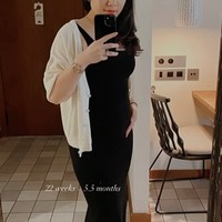 Berpose di depan cermin, wanita 30 tahun itu tampak memamerkan baby bump di perutnya yang sudah berusia 22 minggu. Foto: Instagram/@valenciatanoe