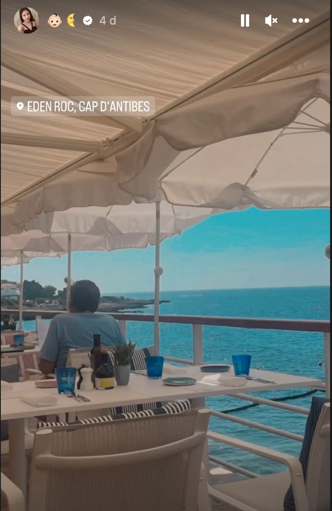 Selama berlibur di sana Valencia dan Kevin mengunjungi beberapa tempat wisata dan restoran dengan pemandangan yang indah. Momen baby moon keduanya itu juga tak lepas dari kemewahan. Foto: Instagram/@valenciatanoe