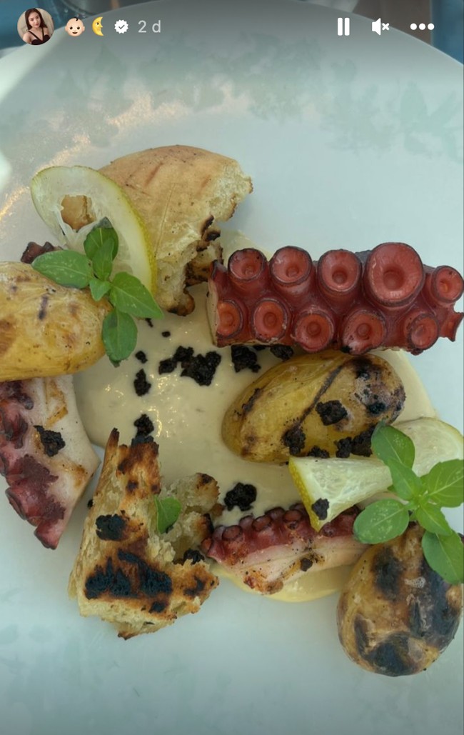 Berbagai hidangan makanan mewah yang disajikan secara estetik juga tampak dinikmati oleh Valencia dan Kevin. Foto: Instagram/@valenciatanoe