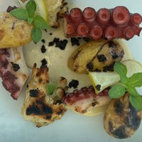 Berbagai hidangan makanan mewah yang disajikan secara estetik juga tampak dinikmati oleh Valencia dan Kevin. Foto: Instagram/@valenciatanoe