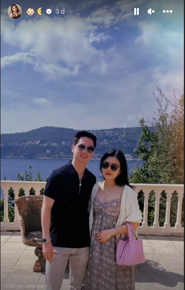 Berpose bersama, Valencia dan Kevin terlihata begitu menikmati momen babymoon mereka. Aura bahagia pun terpancar dari pasangan yang menikah pada Maret 2023 itu. Foto: Instagram/@valenciatanoe