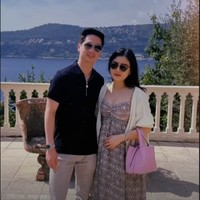 Berpose bersama, Valencia dan Kevin terlihata begitu menikmati momen babymoon mereka. Aura bahagia pun terpancar dari pasangan yang menikah pada Maret 2023 itu. Foto: Instagram/@valenciatanoe