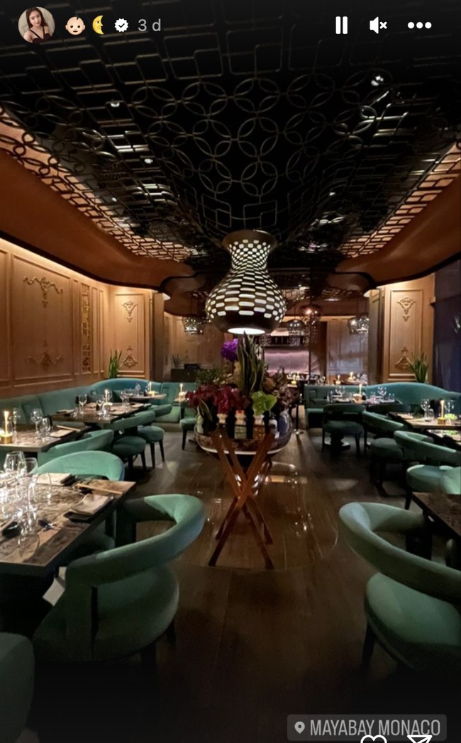 Potret salah satu restoran yang sempat dikunjungi Valencia dan Kevin saat berada di Monaco. Restoran makanan Jepang dan Thailand itu terlihat mewah dengan desain yang didominasi warna coklat dan hijau. Foto: Instagram/@valenciatanoe