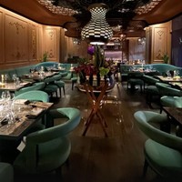 Potret salah satu restoran yang sempat dikunjungi Valencia dan Kevin saat berada di Monaco. Restoran makanan Jepang dan Thailand itu terlihat mewah dengan desain yang didominasi warna coklat dan hijau. Foto: Instagram/@valenciatanoe