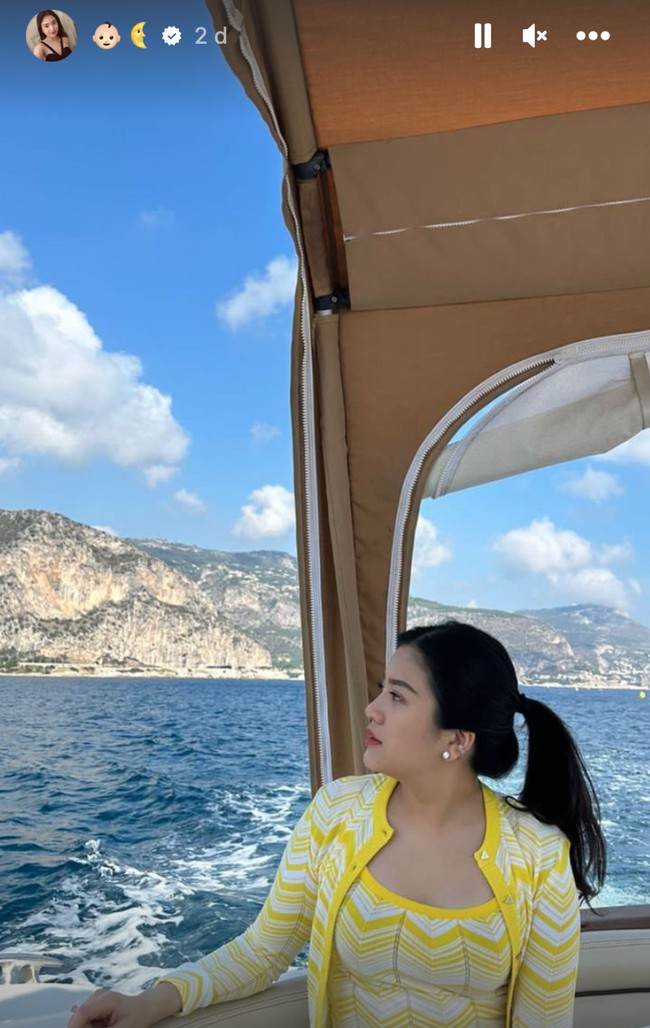 Valencia dan Kevin juga tampak menikmati keindahan alam di sana dengan menaiki kapal. Sambil mengenakan pakaian berwarna kuning, pesona Valencia yang sedang dduk di kapal itu begitu terpancar. Foto: Instagram/@valenciatanoe