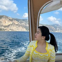 Valencia dan Kevin juga tampak menikmati keindahan alam di sana dengan menaiki kapal. Sambil mengenakan pakaian berwarna kuning, pesona Valencia yang sedang dduk di kapal itu begitu terpancar. Foto: Instagram/@valenciatanoe