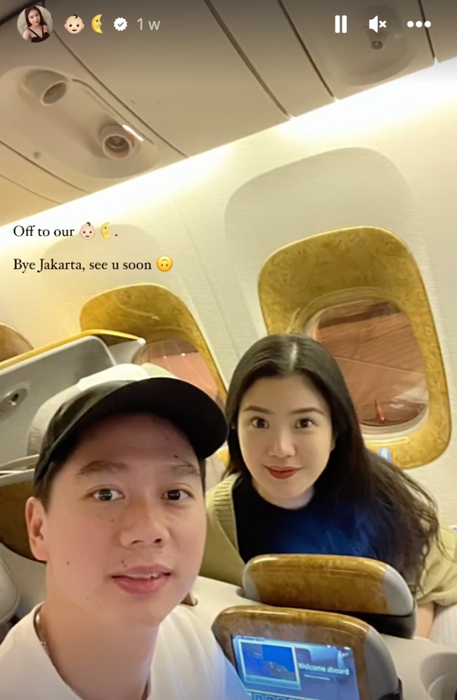 Tengah hamil 22 minggu, Valencia dan suaminya memutuskan untuk melakukan babymoon ke Eropa. Melalui akun Instagram pribadinya Valencia pun membaagikan momen babymoon dirinya tersebut. Foto: Instagram/@valenciatanoe