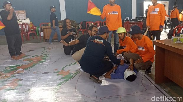 Warga Desa Sukawangi lakukan simulasi bencana gempa Warga Desa Sukawangi lakukan simulasi bencana gempa