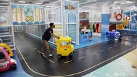 Playground yang bertemakan Dinosaurus itu memberikan wahana edukasi dan permainan untuk anak-anak. 