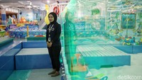 Pengunjung terutama anak-anak bisa melihat beragam jenis replika dinosaurus. 