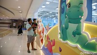 Warga yang mengajak anaknya berkunjung ke wahana Dino Park, Lippo Mal Kramat Jati, Jakarta Timur. 