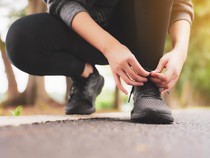 10 Sepatu Lari Paling Ringan 2025: Serasa Nggak Pakai Sepatu Saat Lari