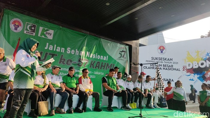 Acara jalan sehat Korps Alumni Himpunan Mahasiswa Islam (KAHMI)