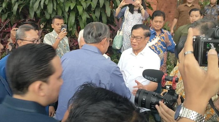 Agum Gumelar Sambut SBY di Kediaman Prabowo (Dwi-detikcom)