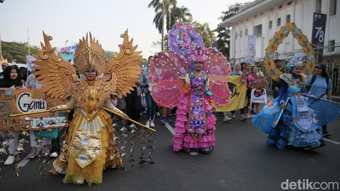 Direktur Utama PT Maharaksa Biru Energi Tbk, Bobby Gafur Umar bersama Komisaris Utama Hariyadi Sukamdani dan Cinta Laura mengikuti parade World Cleanup Day di Car Free Day, Bundaran HI, Jakarta, Minggu (17/9/2023).