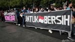 Aksi Cinta Laura Ikut Parade World Cleanup Day di CFD Jakarta