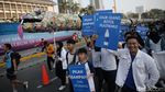Aksi Cinta Laura Ikut Parade World Cleanup Day di CFD Jakarta