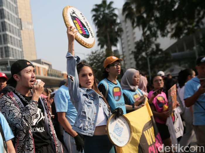 Direktur Utama PT Maharaksa Biru Energi Tbk, Bobby Gafur Umar bersama Komisaris Utama Hariyadi Sukamdani dan Cinta Laura mengikuti parade World Cleanup Day di Car Free Day, Bundaran HI, Jakarta, Minggu (17/9/2023).