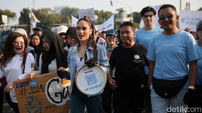 Direktur Utama PT Maharaksa Biru Energi Tbk, Bobby Gafur Umar bersama Komisaris Utama Hariyadi Sukamdani dan Cinta Laura mengikuti parade World Cleanup Day di Car Free Day, Bundaran HI, Jakarta, Minggu (17/9/2023).
