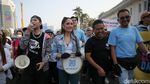 Aksi Cinta Laura Ikut Parade World Cleanup Day di CFD Jakarta