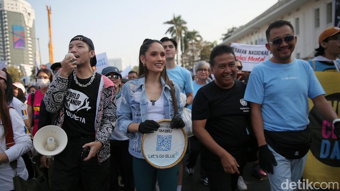 Aksi Cinta Laura Ikut Parade World Cleanup Day di CFD Jakarta Direktur Utama PT Maharaksa Biru Energi Tbk, Bobby Gafur Umar bersama Komisaris Utama Hariyadi Sukamdani dan Cinta Laura mengikuti parade World Cleanup Day di Car Free Day, Bundaran HI, Jakarta, Minggu (17/9/2023).