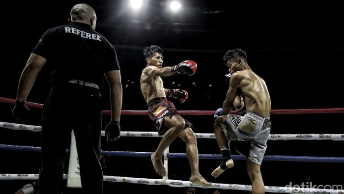 Sejumlah petarung saling serang dalam Baku Hantam Championship Session 3 di Jakarta, Sabtu (16/9/2023) malam.