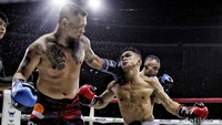 Sejumlah petarung saling serang dalam Baku Hantam Championship Session 3 di Jakarta, Sabtu (16/9/2023) malam. Acara yang bertajuk Baku Hantam Championship bertujuan sebagai wadah bagi para atlet Indonesia untuk mengasah bakat dan menyalurkan kecintaannya terhadap bela diri.  