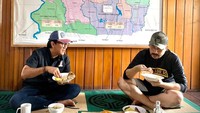 Selain itu, Andre Taulany juga dikenal sebagai sosok yang rendah hati. Bahkan ia tak gengsi untuk makan lesehan bersama temannya ini. Foto: Instagram @andretaulany
