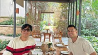 Andre Taulany sendiri dikenal memiliki sahabat dekat dari rekan artis. Salah satunya Raffi Ahmad, begini momennya saat keduanya makan bersama. Foto: Instagram @andretaulany
