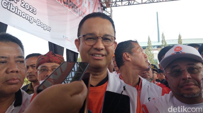 Anies saat menghadiri senam bersama rakyat di Pakansari, Bogor, Minggu (17/9/2023) (M Sholihin/detikcom)