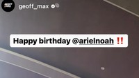 Salah satu kejutan di ulang tahun ke-42 Ariel yang terlihat di Bandung saat NOAH sedang konser. Putrinya, Alleia memberikan kejutan dengan naik ke atas panggung dan menyanyikan happy birthday untuk Ariel. Foto: instagram Ariel NOAH.