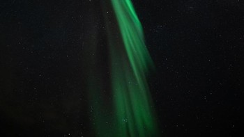 Brushstroke karya Monika Deviat yang memperlihatkan untaian aurora berwarna hijau terpilih sebagai pemenang kategori Aurorae. Foto: Monika Deviat/Astronomy Photographer of the Year