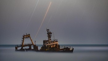 Zeila karya Vikas Chander yang memperlihatkan bangkai kapal dengan latar belakang jejak bintang didapuk sebagai pemenang kategori People and Space. Foto: Vikas Chander/Astronomy Photographer of the Year