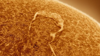 A Sun Question karya Eduardo Schaberger Poupeau yang memperlihatkan bentuk seperti tanda tanya di permukaan Matahari terpilih sebagai juara kategori Our Sun. Foto: Eduardo Schaberger Poupeau/Astronomy Photographer of the Year