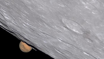 Mars-Set karya Ethan Chappel yang memperlihatkan Mars bersembunyi di balik Bulan didapuk sebagai juara kategori Our Moon. Foto: Ethan Chappel/Astronomy Photographer of the Year