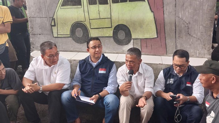 Bacapres Anies Baswedan temui sopir angkot dan sopir bus di Terminal Baranangsiang, Kota Bogor, Jawa Barat (Jabar), Minggu (17/9/2023).