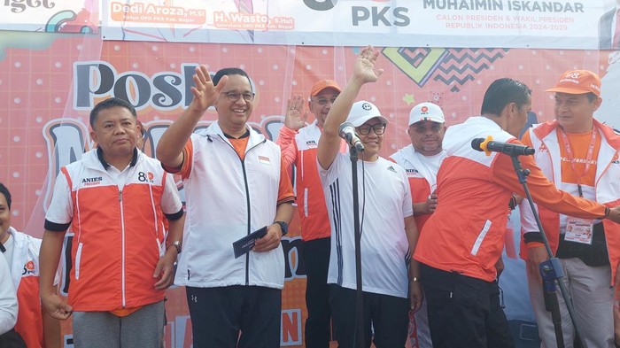 Bakal capres dan cawapres, Anies Baswedan-Cak Imin, meresmikan posko milenial di Cibinong, Bogor, Jabar, Minggu (17/9/2023).