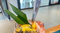Minuman di sini juga bercita rasa segar. Menu Kenangan Ubud memiliki tampilan cantik yang terdiri dari daging kelapa, selasih, dan buah lainnya. Foto: detikFood