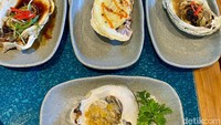 Menu oyster (tiram) juga bisa ditemukan di Bandar Djakarta. Kami mencicipi 5 jenis menu dengan saus yang berbeda, mulai dari keju mozzarella, hingga sambal dabu-dabu nikmat. Foto: detikFood