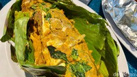 Ikan pecah kulit dimasak pepes edan, ukurannya sangat besar bisa disantap 6-8 orang. Ikan digoreng kering terlebih dahulu, kemudian dimasak dengan bumbu pepes yang pedas berempah. Foto: detikFood